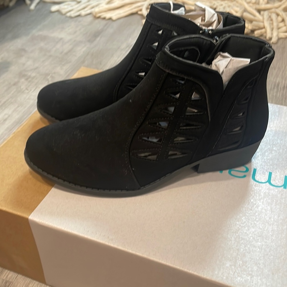 NWT Women’s size 10 Karyn’s booties black with side zipper